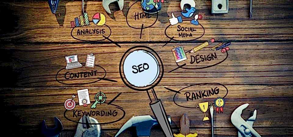 2020 SEO Trendleri bulunur masanın üstündeki Seo yazısının etrafında analysıs, html, socıal medıa, desıgn, rankıng, keywordıng, content yazılarında