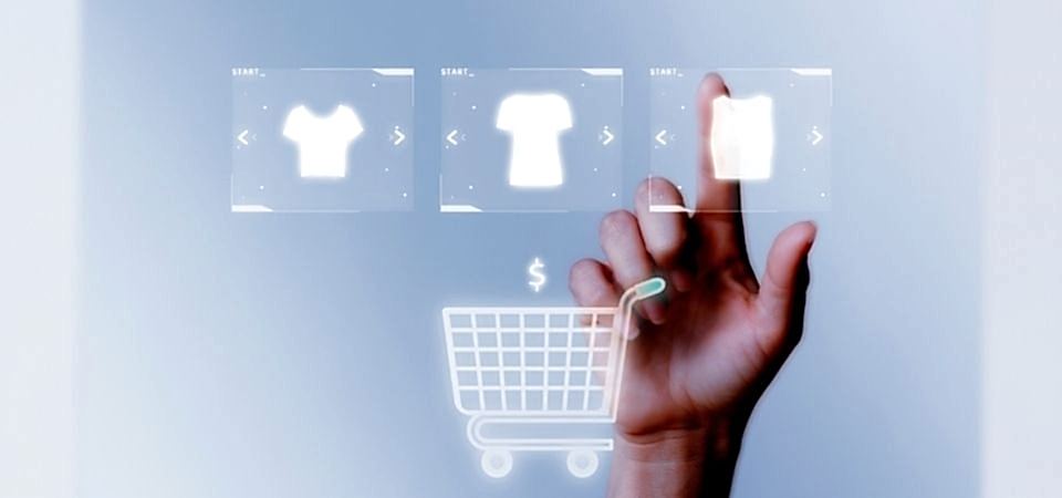E-ticaret bilgi sistemi bulunur elin yanındaki elbise ve alışveriş arabasının içinde