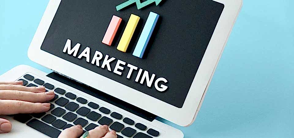 Google AdWords Sertifikası bulunur siyah tuşlar ile yazı yazan parmaklar ve beyaz bilgisayarın siyah ekranında.